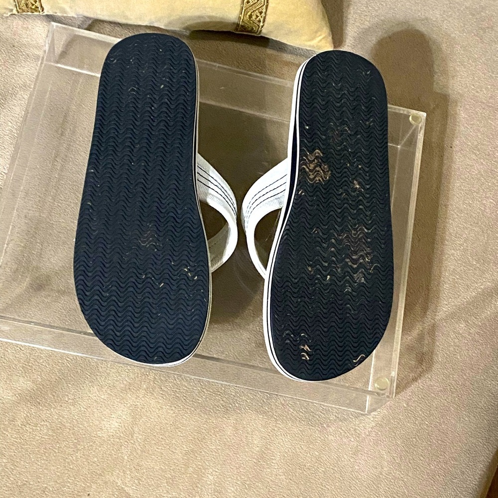 Express Flip Flops - Picture 4 of 5